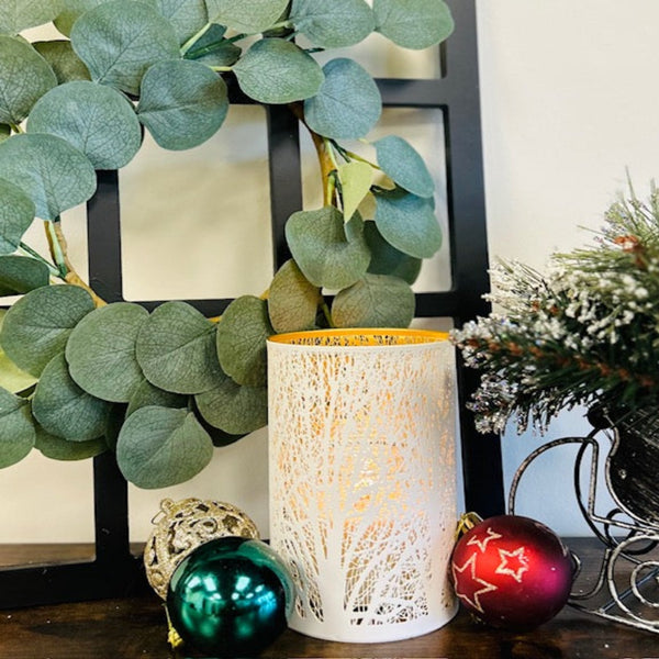 Experience old-fashioned winter charm with this winter candle sleeve. Stunningly crafted with the highest quality materials, it effortlessly enhances the look of any candle jar and creates a cozy, inviting atmosphere perfect for creating memories. Relax and bask in the beauty of the warm winter ambiance candles' glow.
