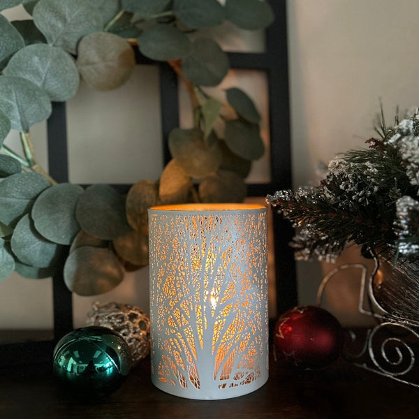 Experience old-fashioned winter charm with this winter candle sleeve. Stunningly crafted with the highest quality materials, it effortlessly enhances the look of any candle jar and creates a cozy, inviting atmosphere perfect for creating memories. Relax and bask in the beauty of the warm winter ambiance candles' glow.